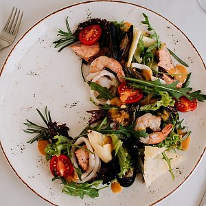 Салат с морепродуктами и лососем в ананасово-розмариновом соусе, Марвин