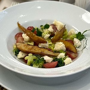 Салат с карамелизированной грушей и мягким сыром, Voyage Hall