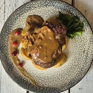 Стейк из свинины с охотничьим соусом, Кафе Закуток