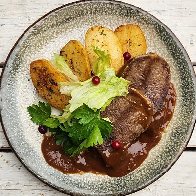 Заказать Стейк из говяжьего языка под мясным соусом, Кафе Закуток