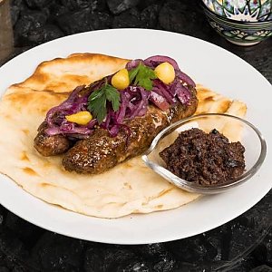 Люля-кебаб на лепешке с соусом и зернами граната, ЖыШи Чайхана