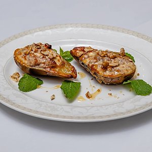 Груша с домашним сыром и орехами, Замковый