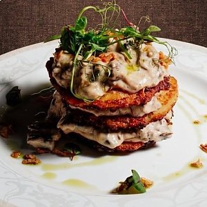 Драники с рваной говядиной и соусом из вешенок, Замковый