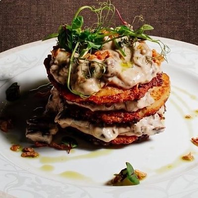 Заказать Драники с рваной говядиной и соусом из вешенок, Замковый