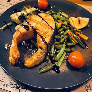 Стейк лосося с овощами, Хмельная Пробка