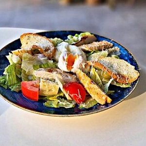 Салат Цезарь с курицей, Тепло