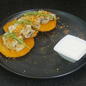 Драники с грибами в сливочном соусе, Soho Cafe