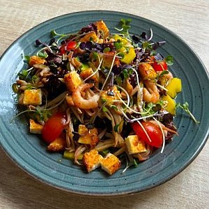 Салат с креветками, кальмаром, авокадо и манго, ZDOBA