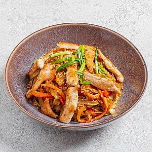 WOK курица с рисовой лапшой и тайским соусом, ART FOOD