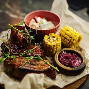 Ребра BBQ с кукурузой и салатом, Амазонка