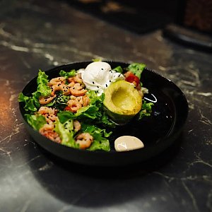 Салат из авокадо гриль и чесночных креветок, Амазонка