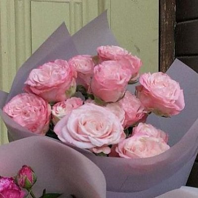 Заказать Сверток с кустовыми розами №2, Цветочный Бар