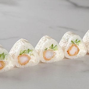 Ролл в рисовой бумаге с темпурной креветкой, Japan Sushi