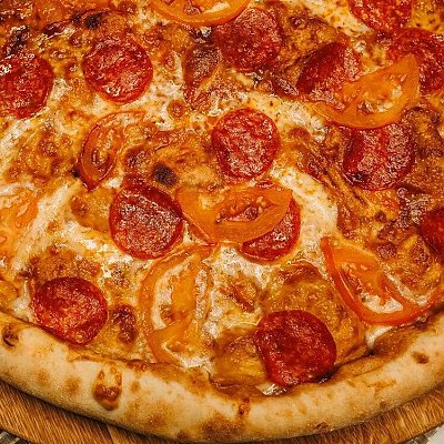 Заказать Мега Пицца Колбаски на томатах 48см, MARTIN PIZZA