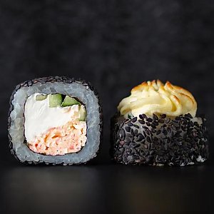 Запеченный ролл Нежный Краб с чесночным соусом, Ваши Суши