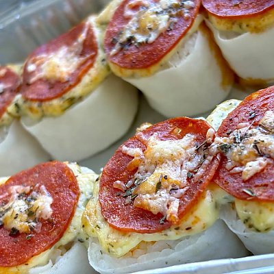 Заказать Запеченный ролл Пепперони с чесночным соусом, Ваши Суши
