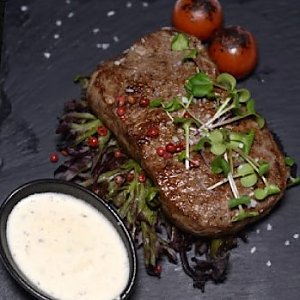Стейк из говяжей вырезки с перечным соусом, EASY BAR
