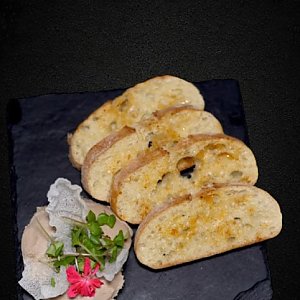 Утиный паштет с гель-соусом из вишни и чиабаттой, EASY BAR