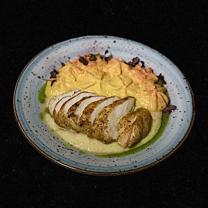 Куриное филе с тыквенно-апельсиновым соусом и луковым пюре, EASY BAR