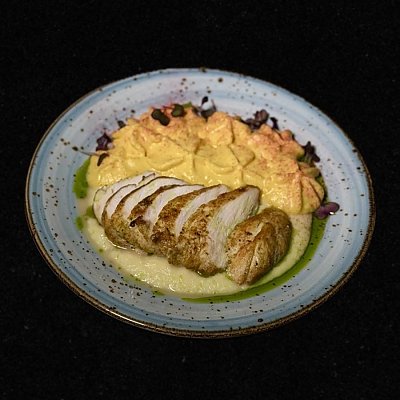 Заказать Куриное филе с тыквенно-апельсиновым соусом и луковым пюре, EASY BAR