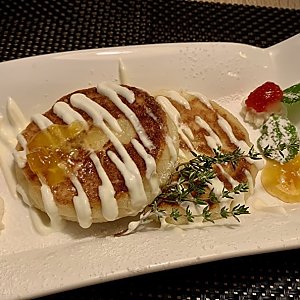 Сырники из рикотты со сметаной и абрикосовым джемом, Martin Cafe