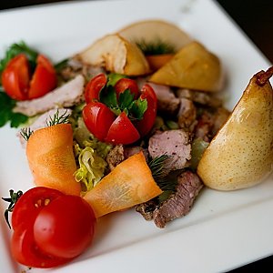 Салат с грушей и свининой-гриль от шеф-повара, Martin Cafe