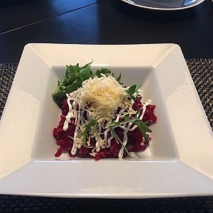 Салат из свеклы с сыром и чесночком, Martin Cafe