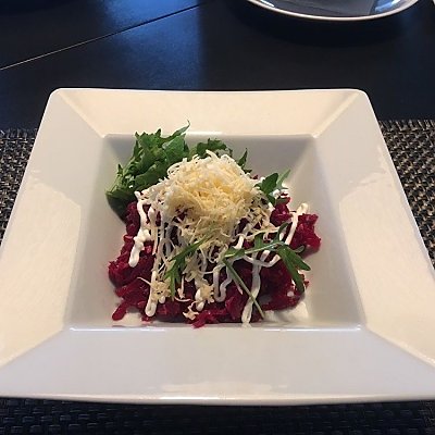 Заказать Салат из свеклы с сыром и чесночком, Martin Cafe