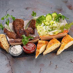 Говяжий Аяз кебаб в лепешке и на тарелке, Ayaz Kebab House