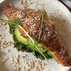 Круассан с вегетарианским песто и авокадо, Veg Harmony Cafe