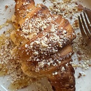 Круассан с арахисовой пастой и бананом, Veg Harmony Cafe