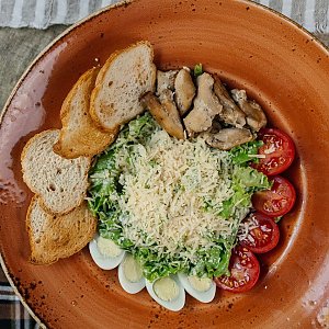 Салат Цезарь с мякотью домашнего цыпленка, Пряности и Радости