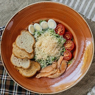 Заказать Салат Цезарь с семгой, Пряности и Радости