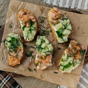 Семга на тостах со сливочным сыром, Пряности и Радости