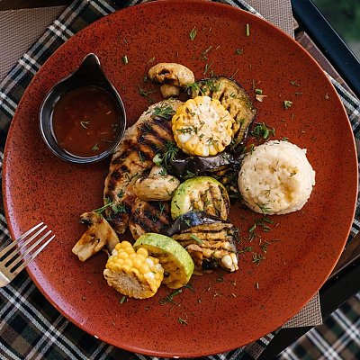 Заказать Куриная грудка, приготовленная на гриле с овощами и рисом, Пряности и Радости