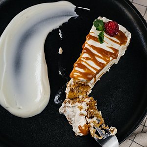 Морковный торт с соленой карамелью, Пряности и Радости