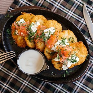 Драники со слабосоленой семгой, Пряности и Радости