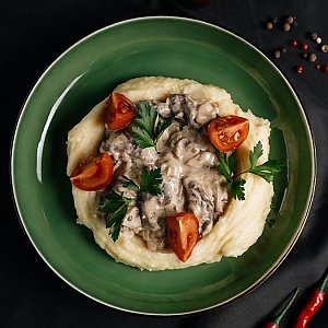 Бефстроганов из говядины с картофельным пюре, Пряности и Радости