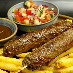 Кошерный кебаб из говядины с картошкой фри, салатом и кетчупом, Ресторан Лехайм