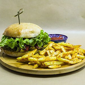 Бургер с говядиной и картофелем фри, Ресторан Лехайм