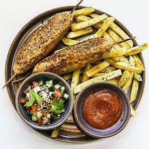 Кошерный кебаб из курицы с картошкой фри, салатом и кетчупом, Ресторан Лехайм