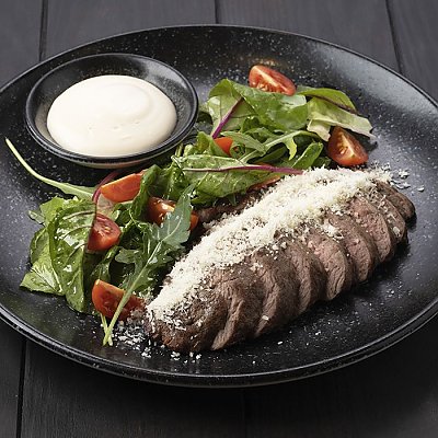 Заказать Тальятта из говядины со свежим салатом, CAFE GARAGE - Гомель