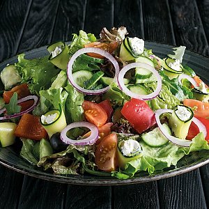 Греческий салат с рулетиками из цукини и сливочного крема, CAFE GARAGE - Гомель