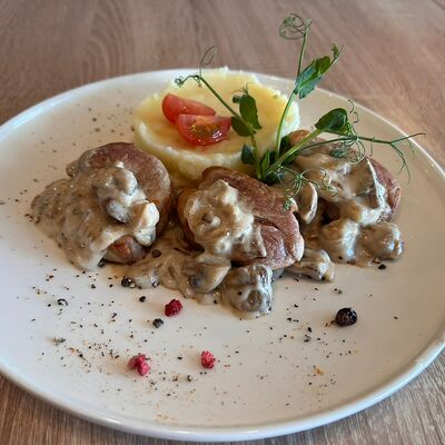 Заказать Медальоны из свинины с грибным соусом, 