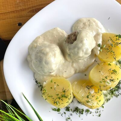 Заказать Тефтельки с соусом и молодым картофелем, 