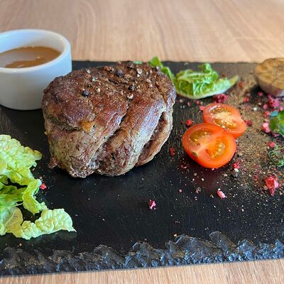 Заказать Стейк из говядины с соусом демиглас, 