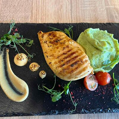 Заказать Стейк из куриного филе с картофельно-шпинатным кремом, 