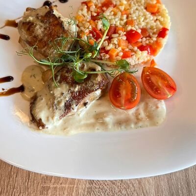 Заказать Куриные бедра со сливочным булгуром и овощами, 