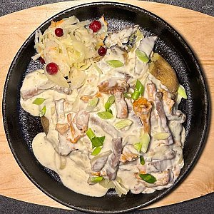 Сковородка с печеным картофелем, томленой говядиной и лисичками, Костер