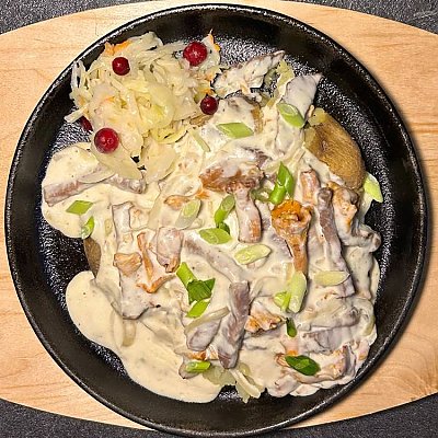 Заказать Сковородка с печеным картофелем, томленой говядиной и лисичками, Костер